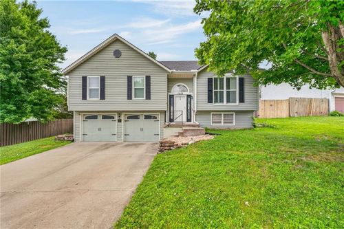 7933 N Wyoming Ct, Kansas City, MO, 64118-6489 | Card Image