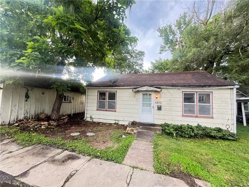 205 W 3rd St, Holden, MO, 64040-1304 | Card Image