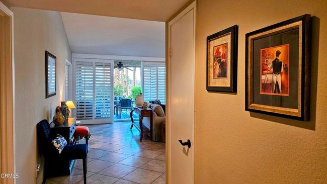 1. entry living | Image 6