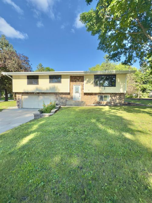 2001 25th Street Sw, Willmar, MN, 56201 | Card Image