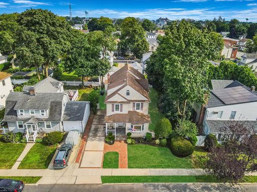 125 Shields Ave, Williston Park, NY, 11596-2317 | Card Image