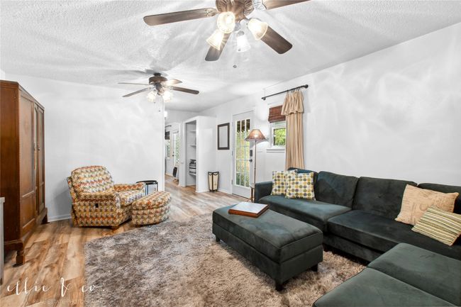 Living room in guest house | Image 27