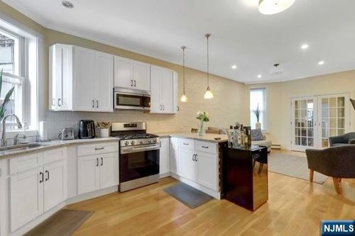 47 47th St, Weehawken, NJ, 07086-7147 | Card Image