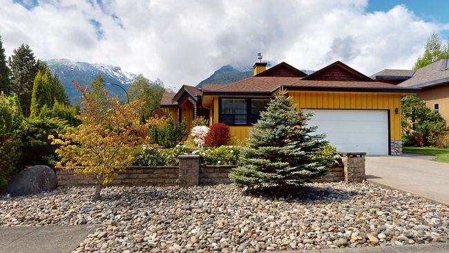 1024 Wenda Place, House other with 3 bedrooms, 2 bathrooms and 4 parking in Squamish BC | Image 2
