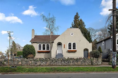 1095 Moss St, Victoria, BC, V8V4P4 | Card Image