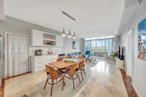 ph02-5005 Collins Ave, Miami Beach, FL, 33140-3281 | Card Image