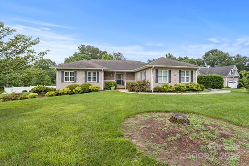 390 Classic Oaks Cir, Hendersonville, NC, 28792-3071 | Card Image