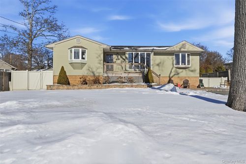 15 Mallard Dr, Center Moriches, NY, 11934-3118 | Card Image