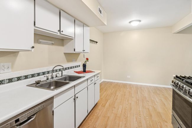 U11 - 820 Pahl Rd, Home with 2 bedrooms, 2 bathrooms and 2 parking in Elk Grove Village IL | Image 8