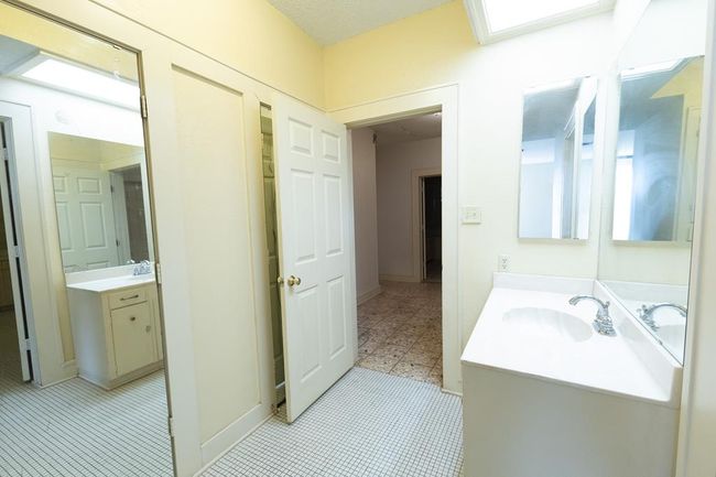 1001 W Walnut St, House other with 3 bedrooms, 3 bathrooms and 4 parking in Coleman TX | Image 24