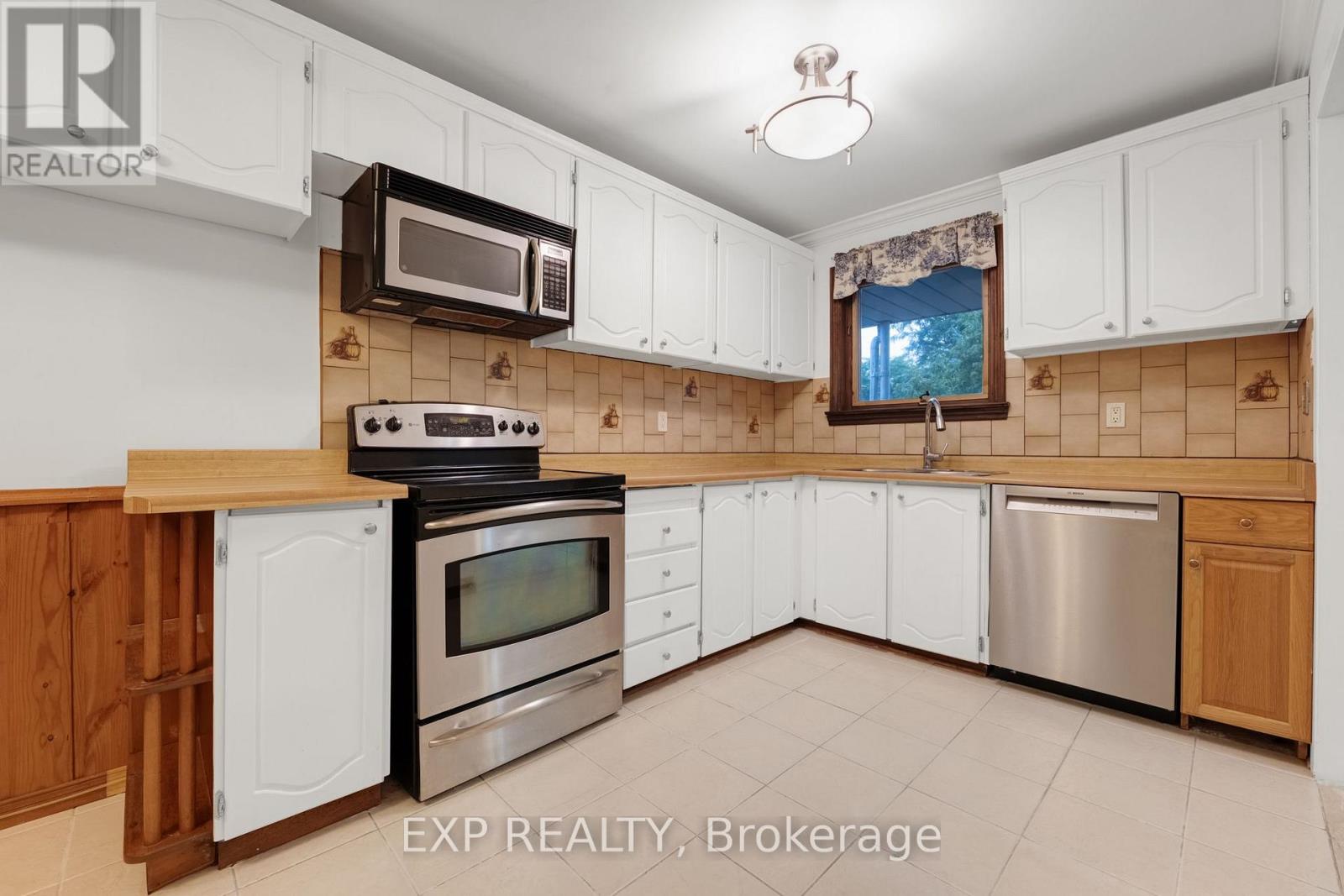 Residential in Newmarket (Huron Heights-Leslie Valley) 5
