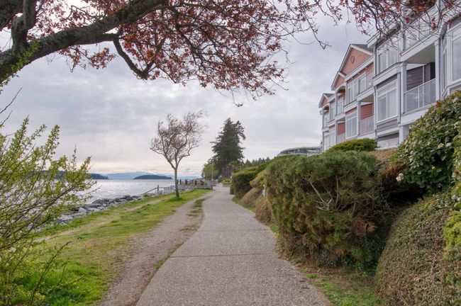 203 - 5470 Inlet Avenue, Condo with 2 bedrooms, 2 bathrooms and 1 parking in Sechelt BC | Image 2