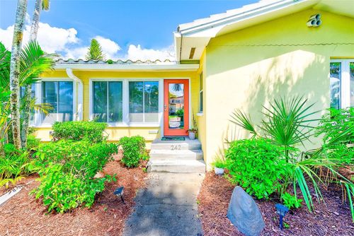 242-240-242 Mateo Way Ne, ST PETERSBURG, FL, 33704-3622 | Card Image