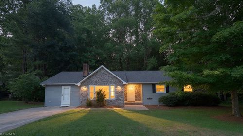222 Pleasantview Dr, King, NC, 27021-9282 | Card Image
