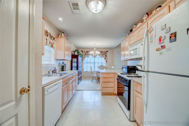 19608 E 39 Th Pl S, House other with 3 bedrooms, 2 bathrooms and null parking in Broken Arrow OK | Image 6