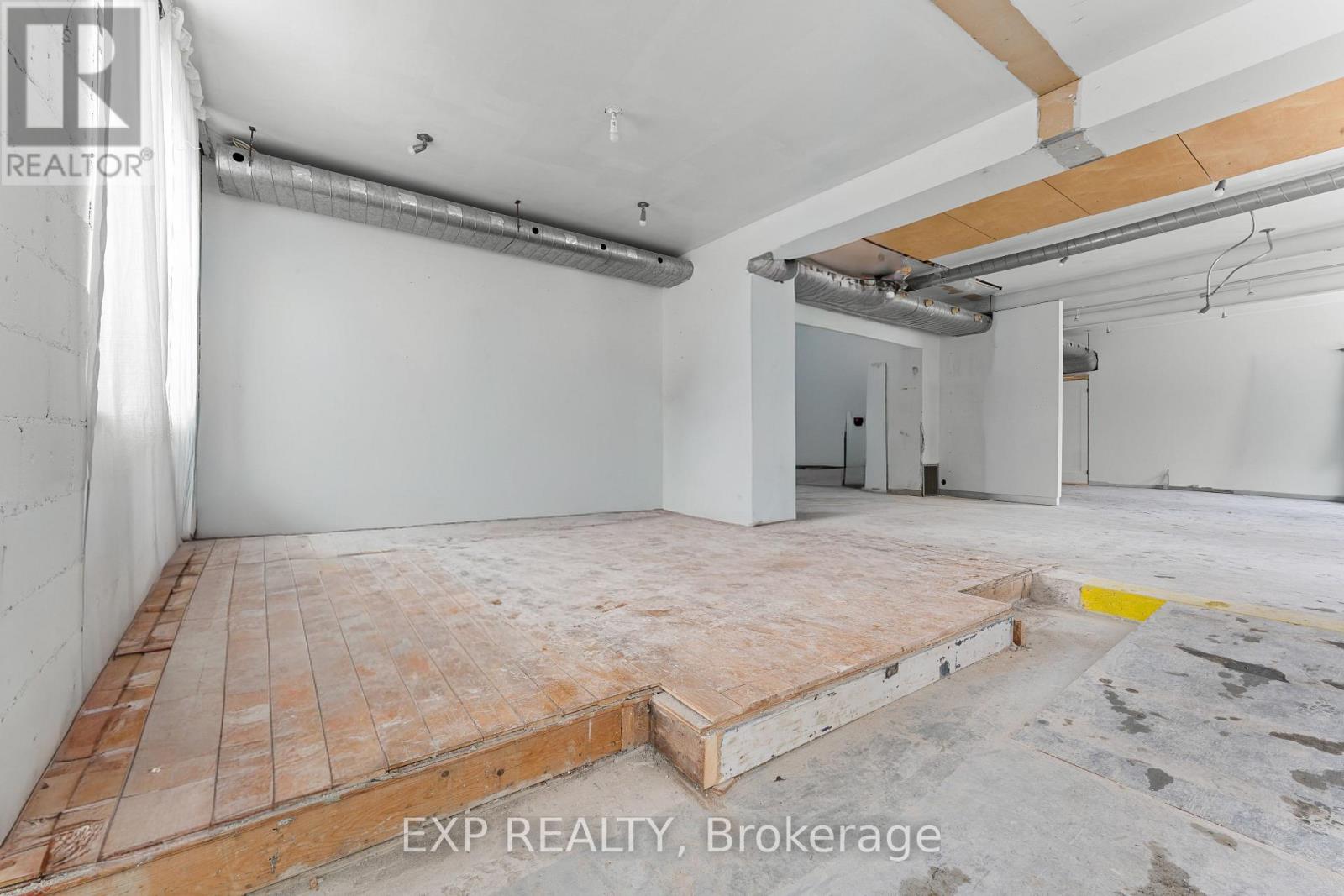 Commercial Lease in Toronto (Greenwood-Coxwell) 3