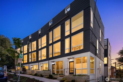633 13th Ave E, Seattle, WA, 98102-5117 | Card Image