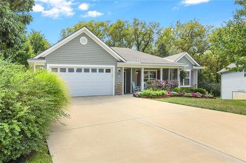 73 Continental Dr, Lansing, KS, 66043-1402 | Card Image