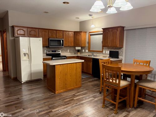 630 Ratcliffe Dr, Marshalltown, IA, 50158-3475 | Card Image