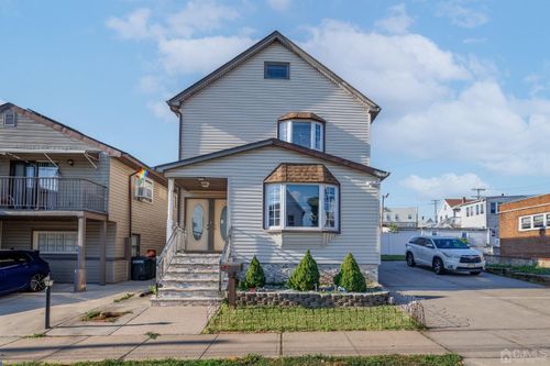 52 Sharot St, Carteret, NJ, 07008-2909 | Card Image