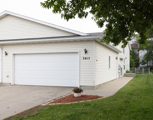 3015 Dakota Park Cir S, Fargo, ND, 58104-5125 | Card Image