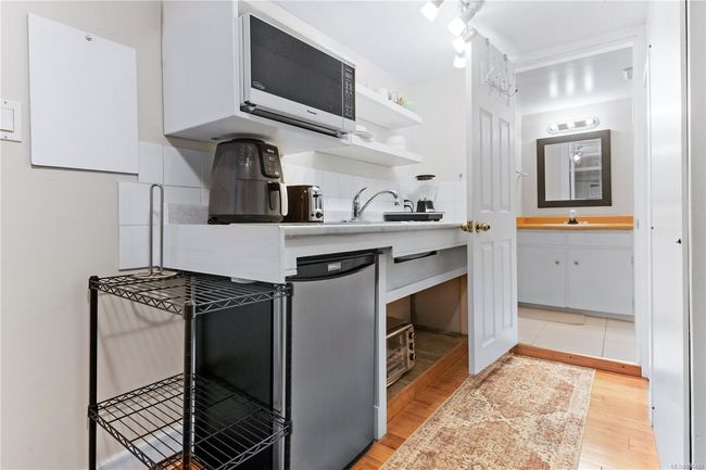 931 Mesher Pl, House other with 3 bedrooms, 3 bathrooms and 4 parking in Esquimalt BC | Image 49