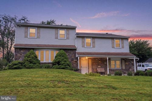 647 Middle Holland Rd, Southampton, PA, 18966-2820 | Card Image