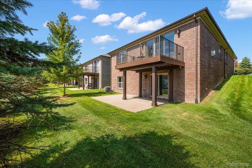 3955 Vendome Dr, Auburn Hills, MI, 48326-1865 | Card Image