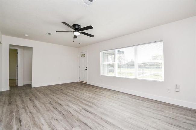 4223 Elmwood St, House other with 4 bedrooms, 2 bathrooms and 1 parking in Houston TX | Image 5