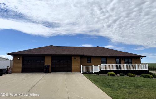 199 11th Ave N, Hettinger, ND, 58639-7305 | Card Image