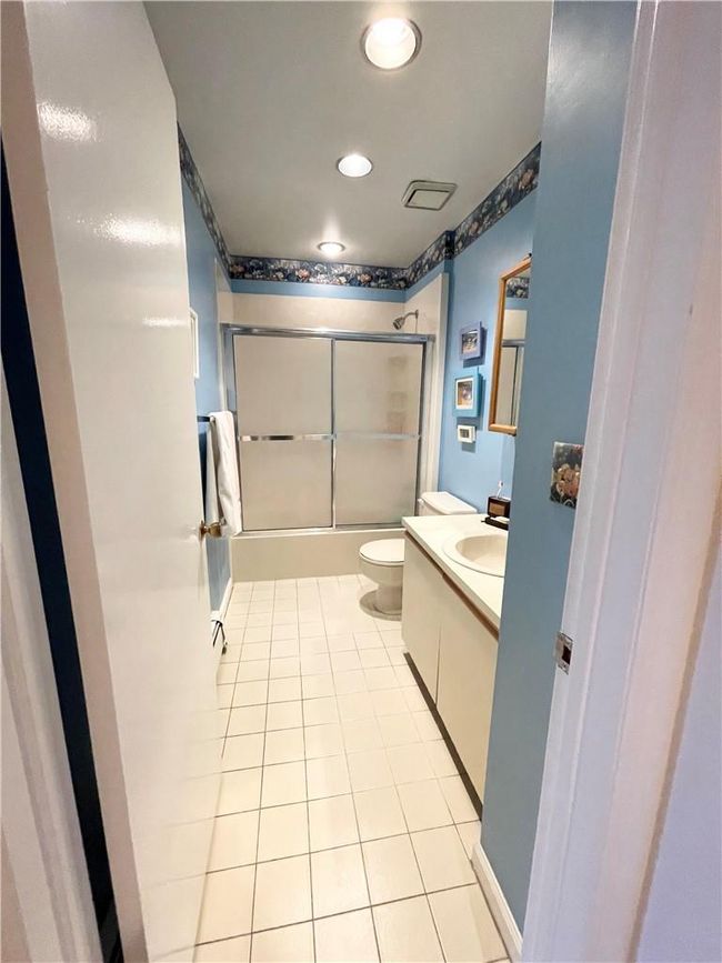Full Hall Bath | Image 20