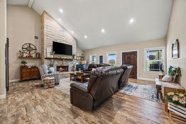 136 N Bronco Ct, House other with 4 bedrooms, 4 bathrooms and null parking in Springtown TX | Image 4
