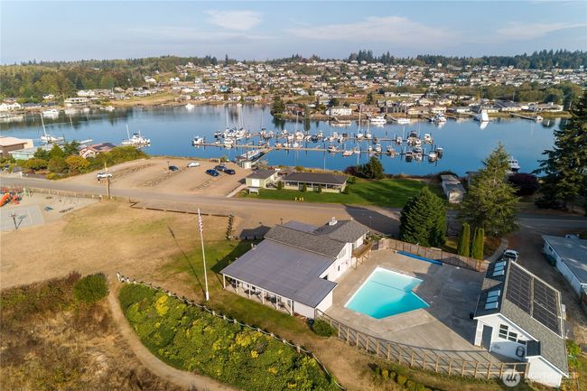 Pool and Clubhouse | Image 5