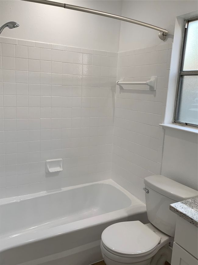 Bathroom with vanity and shower / bathtub combination | Image 21