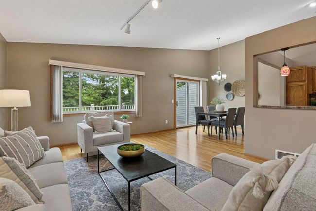 Light and bright with large windows. | Image 9