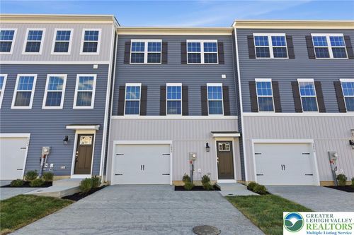 1084 Meadowlark Dr, FOGELSVILLE, PA, 18051-1747 | Card Image