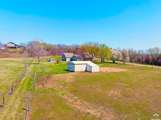 11096 43 Rd St, Home with 3 bedrooms, 3 bathrooms and null parking in Perry KS | Image 32
