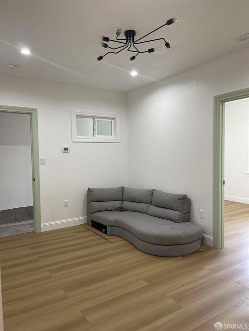 1435 Newcomb Ave, San Francisco, CA, 94124-2721 | Card Image