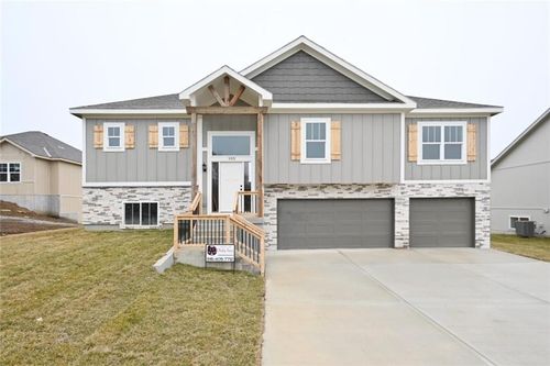 105 Johnson Cir, Dearborn, MO, 64439-5508 | Card Image