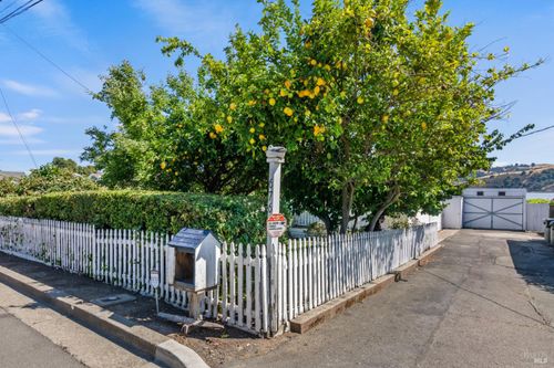 676 W I St, Benicia, CA, 94510-3035 | Card Image