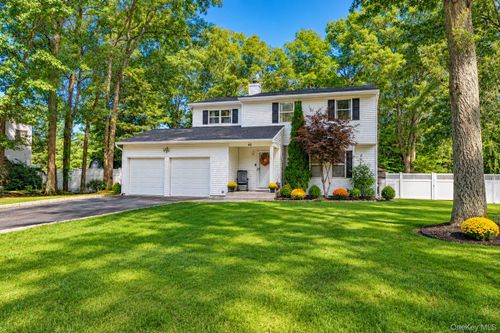 40 Golf Club Cir, Manorville, NY, 11949-2827 | Card Image