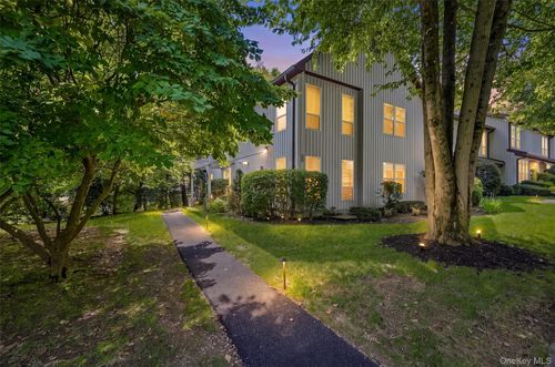25 Villa Dr, Peekskill, NY, 10566-4935 | Card Image