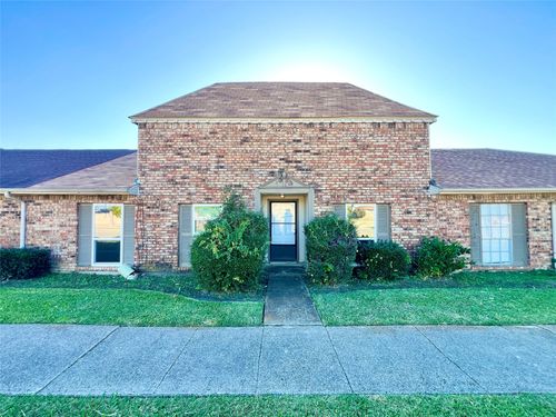 19 W Mountain Creek Dr, Grand Prairie, TX, 75052-6214 | Card Image