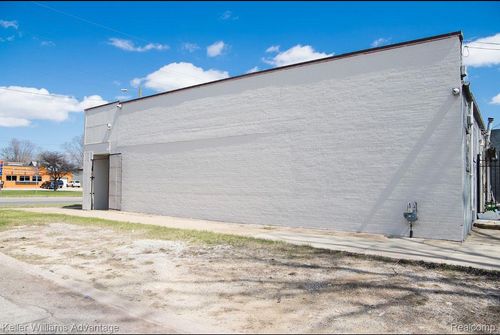 300 E 8 Mile Rd, Detroit, MI, 48203-1125 | Card Image