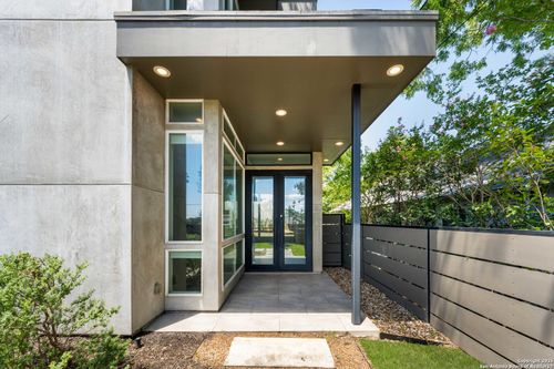 2004 E 8th St, Austin, TX, 78702-3432 | Card Image