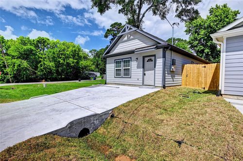8695 Sassafras St, Willis, TX, 77318-7628 | Card Image