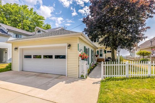7769 Lakeview Dr, Lexington, MI, 48450-9733 | Card Image