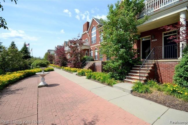 1570 Devon Ln, Condo with 2 bedrooms, 3 bathrooms and null parking in Troy MI | Image 15