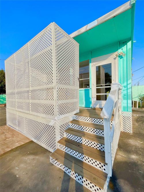 927 27th St, San Leon, TX, 77539-8600 | Card Image