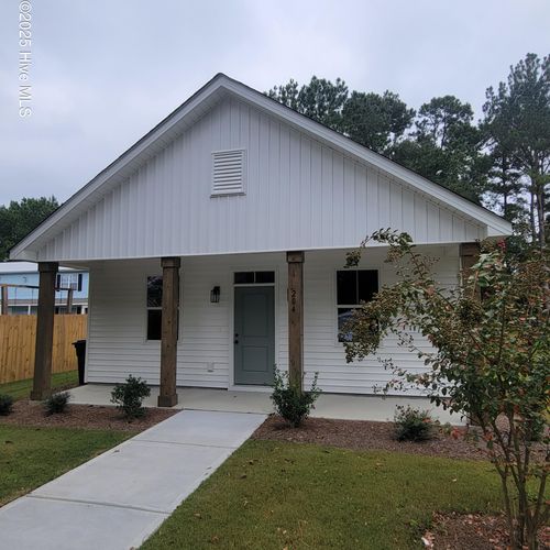 204 S Johnson St, Burgaw, NC, 28425-5528 | Card Image